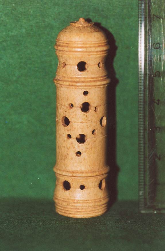 Flohfänger, 16./17. Jhdt.. Dieses aus Bein gefertigte Gerät diente zum Einfangen von Flöhen und ist eine archäologische Rarität. Gefunden auf der Burg Dagstuhl während der Grabungskampagne 1999-2001 Flohfaenger1